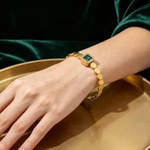 Goldenes Titanstahl-Armband mit quadratischem Smaragd und sechseckigen Gliedern