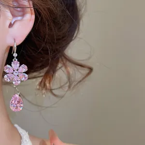 Detailansicht eleganter rosa Zirkon-Blumenohrringe mit einem Tropfenanhänger-Design
