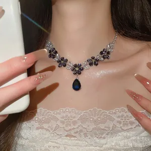 Detailansicht der Luxus-Zirkonia-Blumenhalskette mit blauem Tropfenanhänger
