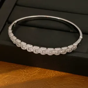 Detailopname van een elegante zilverkleurige armband met vierkante zirkonia's