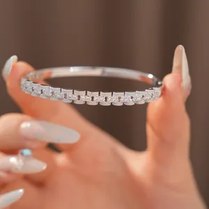 Elegante close-up van een verzilverde armband met schitterende pavé-gezette zirkoon.