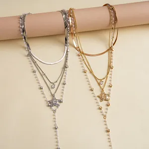 Dettaglio collana multistrato con stelle e perle in eleganti finiture oro e argento