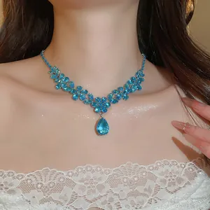 Detaillierte Ansicht einer funkelnden hellblauen Zirkon-Blumenkette an einem Model