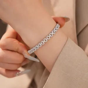Elegante 18-karaats vergulde armband met pavégezette zirkonia op de pols getoond