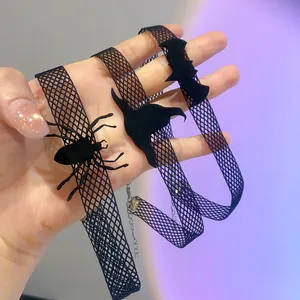 Vue détaillée de ras-de-cou d'Halloween avec motifs d'araignée, de chauve-souris et de chapeau.