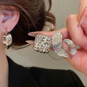 Ensemble de boucles d'oreilles géométriques plissées vintage au fini métallisé