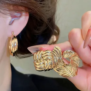 Boucles d'Oreilles Clous Géométriques Plissées Européennes Vintage Pour Femmes Luxueuses Boucles d'Oreilles Métalliques Or Argent