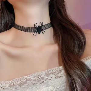 Vue détaillée d'un collier ras du cou araignée noire pour fête d'Halloween