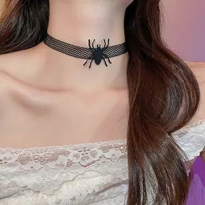 Détail macro d'un ras de cou noir gothique avec araignée pour costume d'Halloween