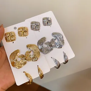 Detailansicht von goldenen und silbernen metallgepleateten Ohrring-Sets auf Display-Karten