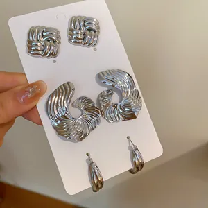 Detailansicht silbernes Ohrring-Set aus plissiertem Metall mit geometrischen Mustern