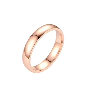Gros plan d'une bague polie en acier titane or rose au design minimaliste et lisse