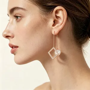 Seitenansicht eleganter geometrischer Ohrring in Roségold mit Kristallen und Perle