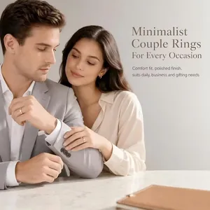 Bagues de couple minimalistes en acier titane or rose portées dans un décor lifestyle.