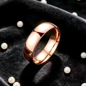Vue macro d'un anneau en acier titane or rose poli montrant un éclat métallique