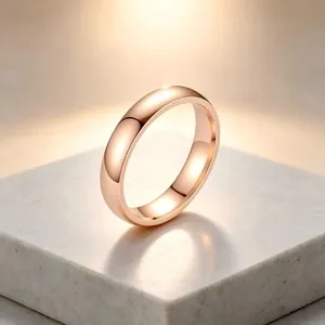 Gros plan d'une bague minimaliste en acier titane rose doré sur un socle en marbre