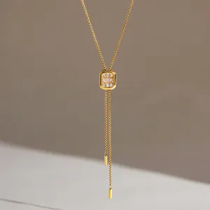 Nahaufnahme einer verstellbaren vergoldeten Edelstahlkette mit einem Kristall-Quadrat-Anhänger.