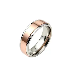 Vue détaillée d'une bague bicolore en or rose et acier titane argenté fini poli