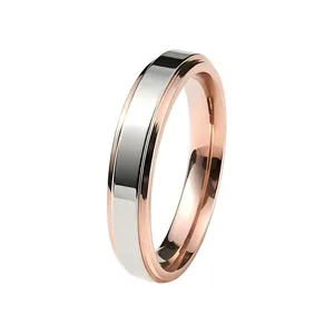 Gros plan d'une bague bicolore en acier titane or rose et argent avec finition polie