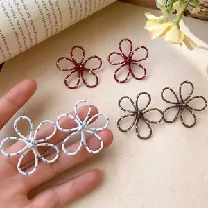 Boucles d'Oreilles Clous Fleur Creuse à Pois Vintage Avec Tige en Argent Peint Design de Niche Bijoux d'Oreille Floraux en Métal Pour Femmes Photo