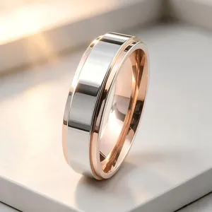 Close-up van een minimalistische tweekleurige titanium stalen ring in roségoud en zilver