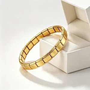 Élégant bracelet à maillons carrés en acier inoxydable doré sur boîte à bijoux blanche