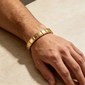 Bracelet à maillons carrés en acier inoxydable doré pour homme et femme sur le poignet