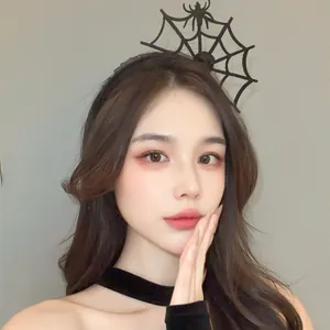Gros plan d'un serre-tête toile d'araignée gothique porté pour le cosplay d'Halloween
