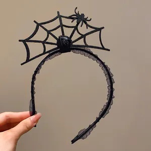 Vue détaillée d'un serre-tête d'Halloween noir avec toile d'araignée et araignée en velours.