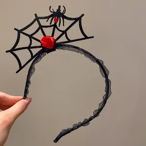 Vue détaillée d'un serre-tête gothique d'Halloween avec toile d'araignée et rose