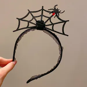 Vue détaillée du serre-tête gothique d'Halloween avec toile d'araignée en feutre