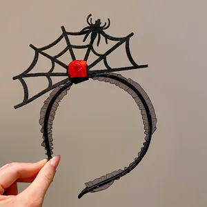 Vue détaillée d'un serre-tête gothique d'Halloween avec toile d'araignée et rose rouge