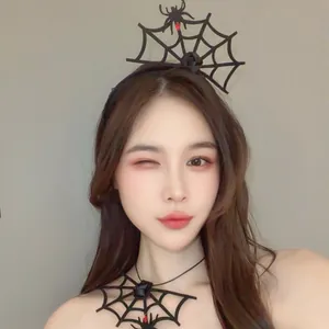 Mannequin portant un ensemble serre-tête et choker toile d'araignée gothique Halloween