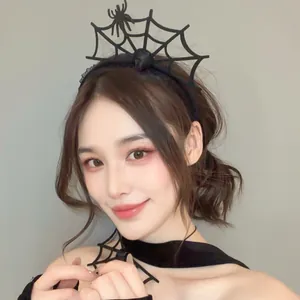 Vue détaillée d'un serre-tête gothique en velours noir toile d'araignée pour Halloween