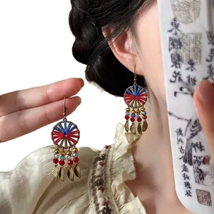 Elegante handgemaakte Boheemse etnische oorbellen met glazen kralen en bladkwastjes