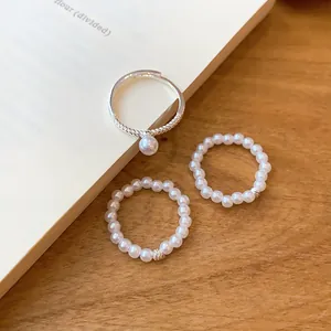 Gros plan d'un ensemble de bagues en perles avec des bandes perlées et une bague.
