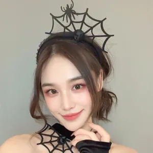 Gros plan d'un serre-tête araignée gothique en velours noir sur modèle pour cosplay Halloween