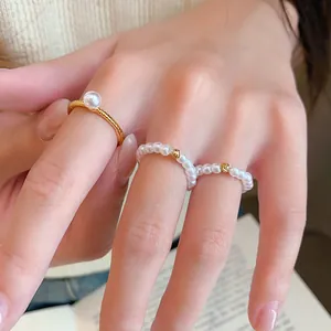 Vue détaillée d'un élégant ensemble de bagues en perles plaquées or 14 carats au style rétro