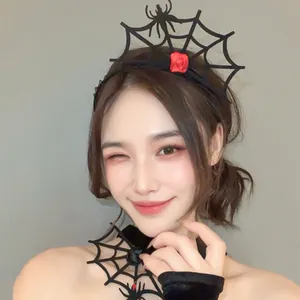 Détail d'un serre-tête en toile d'araignée d'Halloween gothique et d'un ensemble tour de cou