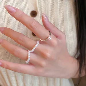 Gros plan détaillé d'un ensemble de bagues en perles plaquées or 14 carats de style vintage
