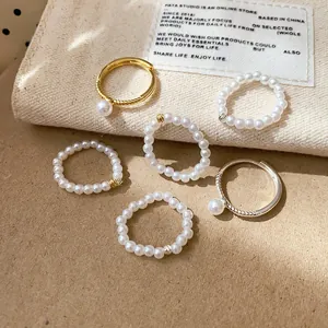 Vue détaillée de bagues élégantes plaquées or 14 carats et ensemble de bagues en perles.