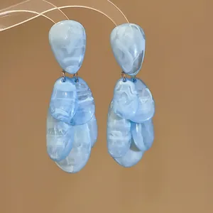 Elegante tropfenförmige Ohrringe aus blau marmoriertem Harz mit hypoallergenen Silbernadeln