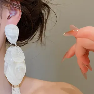 Elegante Tropfenohrringe aus weiß marmoriertem Harz für Damen mit einem einzigartigen Design