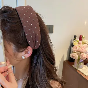 Detail-Seitenansicht eines braunen Stoff Stirnbands mit Sternenmuster bei einem Model