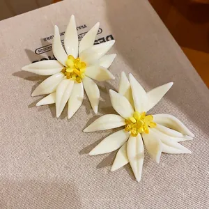 Elegantes pendientes de flores de cristal blanco y amarillo para un estilo playero único