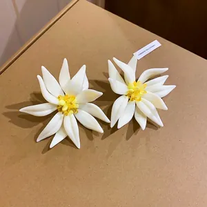 Elegantes pendientes de flores de cristal blanco para vacaciones con un diseño fresco