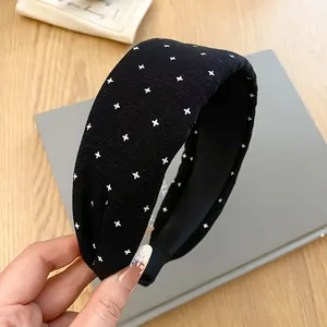 Detail eines schwarzen Stoffstirnbands mit weißen Sternen für ein hohes Kopfprofil
