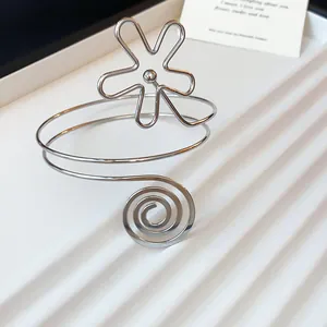Eleganter silberner Metall-Oberarmreif mit Sonnenblumen- und Spiral-Design Detail