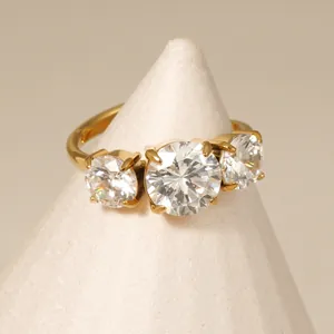 Elegante roestvrijstalen ring met drie 5A zirkonia stenen en een gouden afwerking