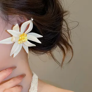 Elegante übergroße weiße Blumen-Ohrstecker für das Strandurlaub-Outfit-Styling